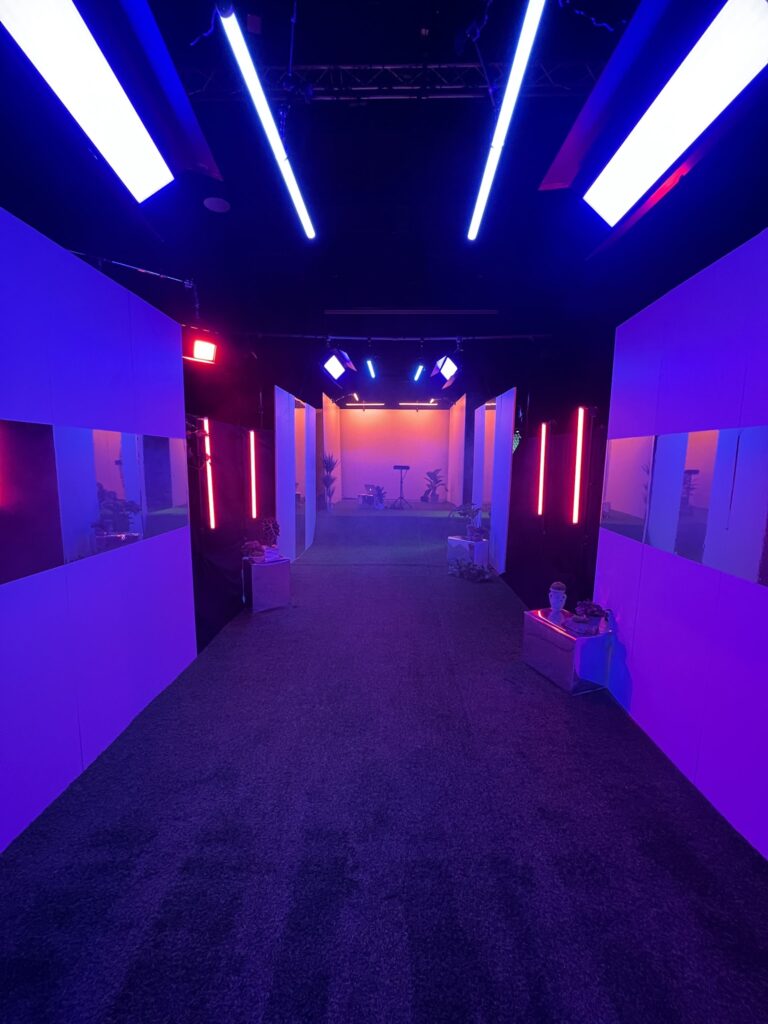 Décor néon de la vidéo promo de Bianca Costa — photo 1 — REDSHOT