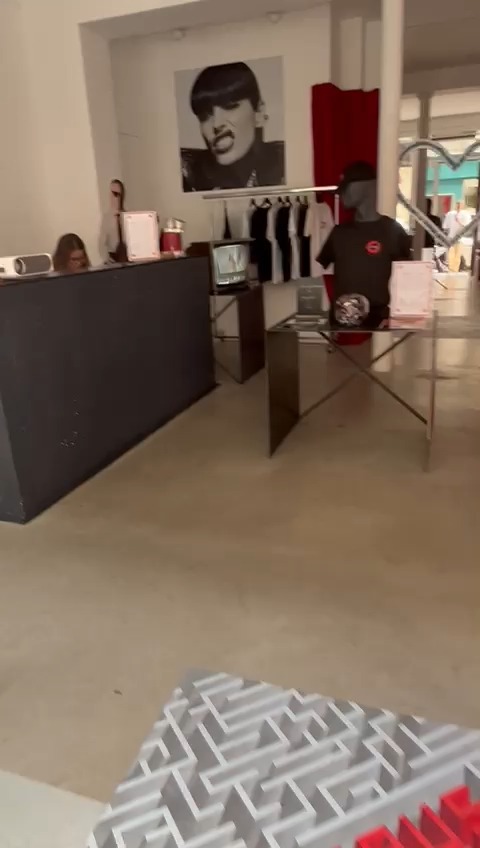 Pop-up Store – Superbus — photo 2 — REDSHOT