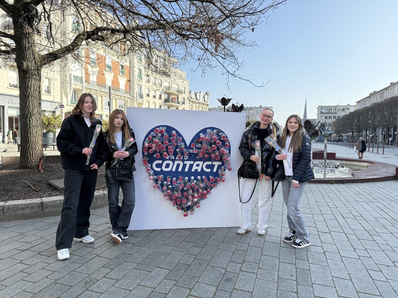 Street Marketing Saint-Valentin – Contact FM (Mur de Roses) — photo 1 — REDSHOT