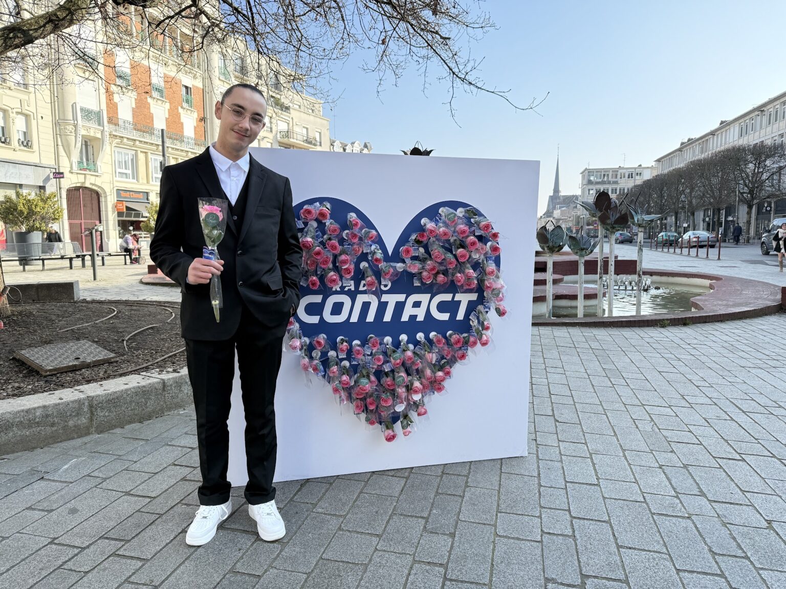 Street Marketing Saint-Valentin – Contact FM (Mur de Roses) — photo 3 — REDSHOT