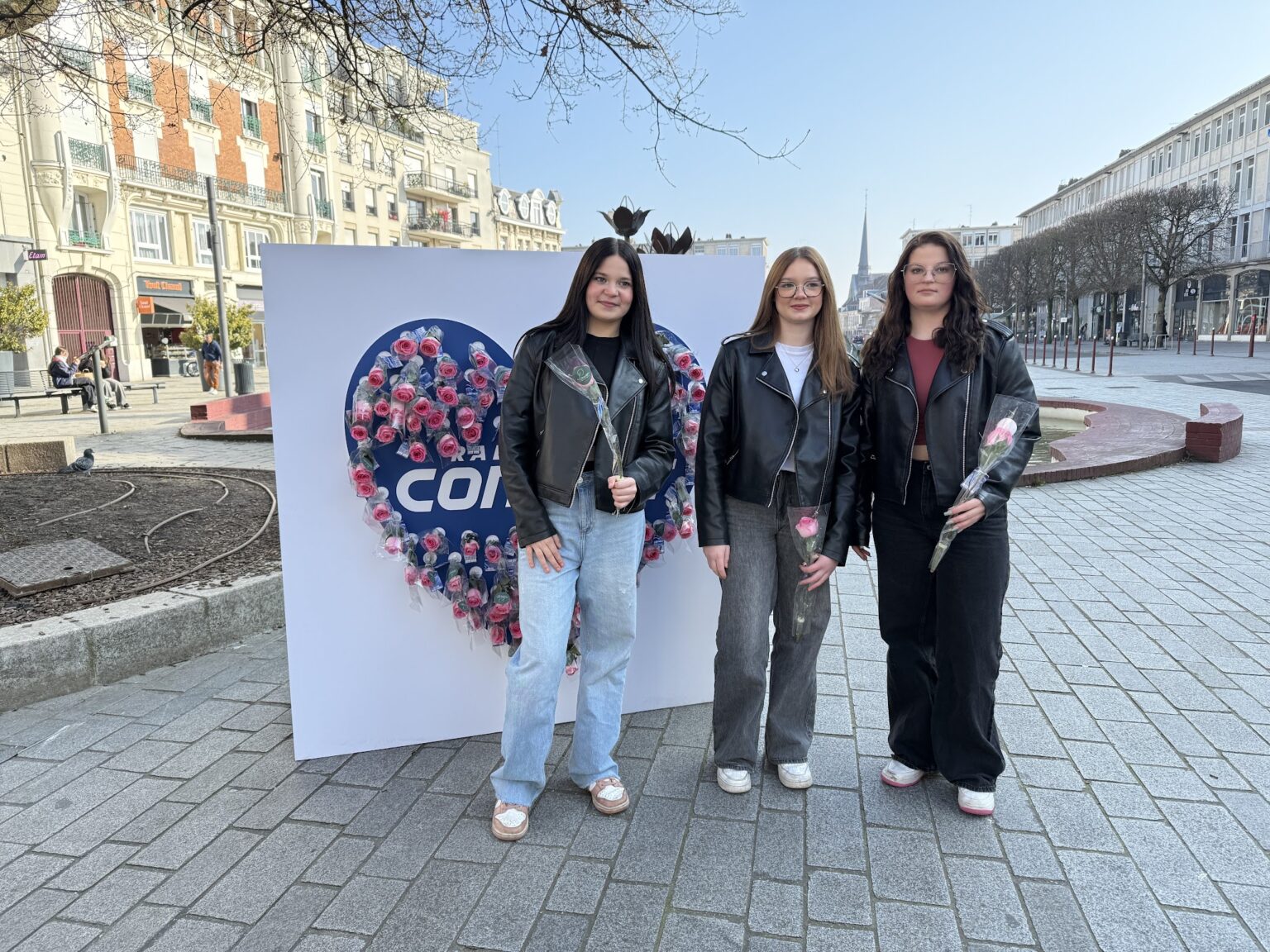 Street Marketing Saint-Valentin – Contact FM (Mur de Roses) — photo 4 — REDSHOT